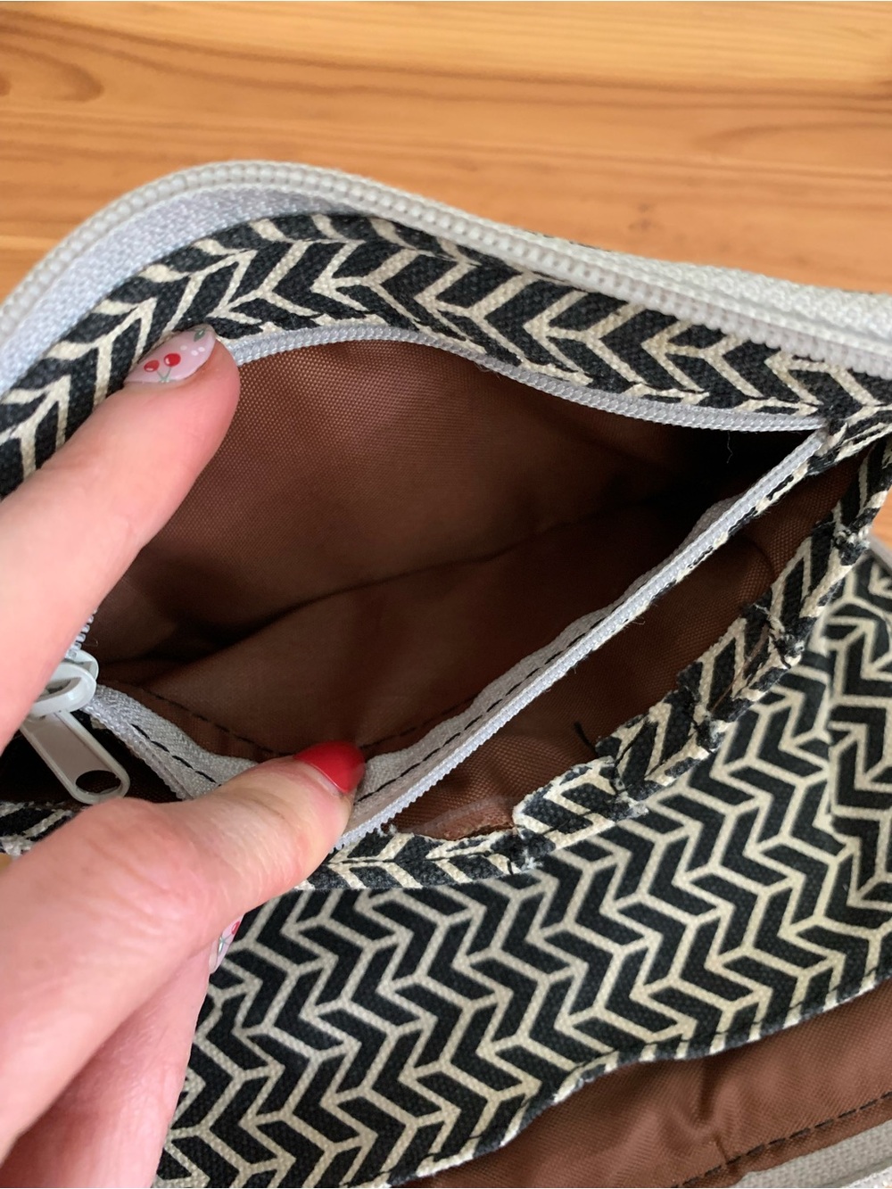 Kavu Chevron Zip Wallet - Picture 8 of 10